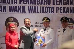 Ketua DPRD Pekanbaru Isa Lahamid Hadiri Prosesi Serah Terima Jabatan Walikota